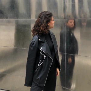 NA KD oversized skinnjacka! Nyskick!  - SkitSNYGG na-kd skinnjacka i oversize modell storlek 38 (jag på bilden är storlek S). Endast använd totalt 3 gånger, nästintill nyskick! Köptes i höstas för 1000 kr. 💗