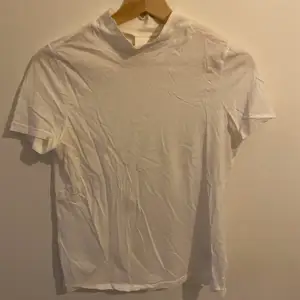 Säljer en basic vit T-shirt från hm med hög nacke, använd ett par gånger men i fint skick!🤍
