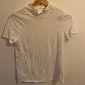 Basic vit T-shirt hm - Säljer en basic vit T-shirt från hm med hög nacke, använd ett par gånger men i fint skick!🤍