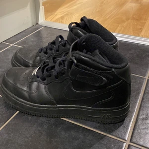 Höga svarta Nike air force  - Använd fåtal gånger är i bra skick💕Skulle säga att den passar någon med 36,5 Pris kan diskuteras! 