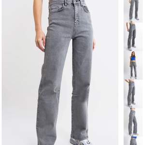 säljer mina helt nya gråa madlady jeans som jag fick hem i veckan pga att dom är för stora, aldrig använda och sååå snygga!! extremt skönt material och dessa jeans sitter så snyggt!!! 😫🤩 32L30, passar perfekt i längden på lig som är 161cm! nypris 550kr säljer för 450 köparen står för frakten! pris kan diskuteras 