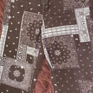 Shein bandana jeans - Säljer dessa fina bandana jeans. Dom e använda ett par gånger 