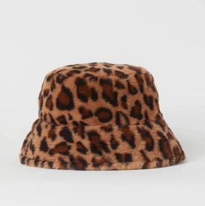 Helt ny mönstrad fiskarhatt - Helt ny fiskarhatt från H&M. Aldrig använd! Ångrade köpet efter jag tagit bort lappen. Storlek: XS/S. Kan skickas mot att köparen betalar frakten. Kan även mötas på Kungsholmen.