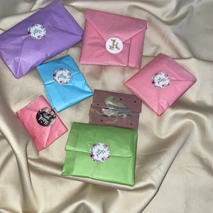 Julkalender! - Fin julkalender med 7 ”luckor” i. Du öppnar ett paket den 1, 4, 8, 12, 16, 20, 24. Superfina smycken i. Allt är såklart nickelfritt! ❤️ OBS! Det är örhängen i men om mam inte har hål så får man görna meddela det.❤️❤️❤️