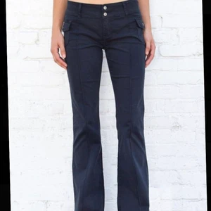 agatha pants -  säljer mina brandy jeans! cargoliknande med bootcut ben, de är snyggt lagade vid sidhällorna men det syns inte alls (se bild 3). sparsamt använda så fint skick. storleken är onesize , skulle säga att de är xxs-xs.