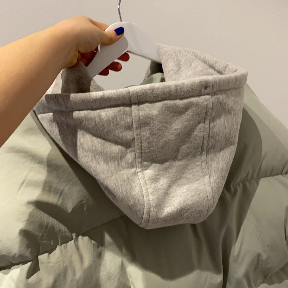 Säljer min pufferjacka med luva i hoodiematerial från ASOS! Skick: aldrig använd storlek: 38 men oversized i passformen. Jag är en 36/38 och är 167 cm. 🥰. Jackor.