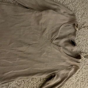 Topp från Gina tricot  - Topp från Gina tricot. Beige, storlek XS men passar även S. Använd få gånger. Köparen står för frakten. Köpt för 199kr