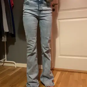 Superfina bootcut jeans ifrån zara som inte används längre. Bea skick men slitna nedtill 