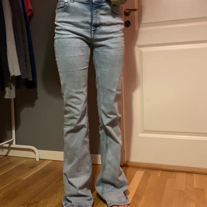 Högmidjade bootcut jeans  - Superfina bootcut jeans ifrån zara som inte används längre. Bea skick men slitna nedtill 