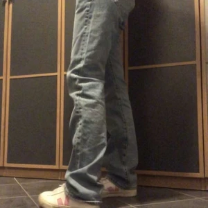 Levis jeans - Säljer ett par lågmidjade jeans från Levis, skriv för frågor☺️