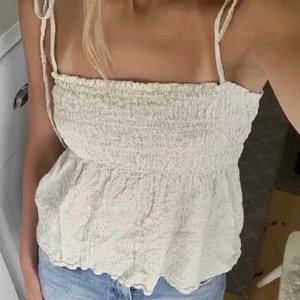 Zara linne  - Säljer denna superfina topp då den inte kommer till användning. Använd Max 5 gånger. Super passande till stockholmstilen. Buda privat eller köp direkt för 150kr inkl frakt  💕💕💞 LÅNADE BILDER!!💕💕