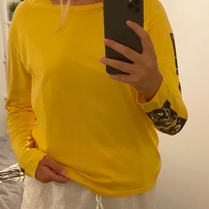 Gul tröja - Gul långarmad tröja med coola motiv på sidan. Ganska oversized tröja men passar xs-l beroende på hur man vill att den ska sitta🥳