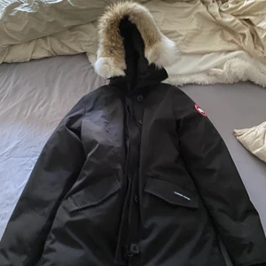 Jacka  - Säljer min canada goose som aldrig är använd pågrund av förstor och kan inte lämna tillbaka den då kvittot är borttappat.