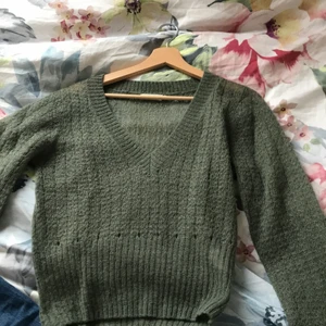 Stickad tröja - Säljer denna jättesöta stickade gröna tröjan! Den är perfekt med ett vitt linne under om man vill ha det! Bara att ställa frågor om ni undrar något 