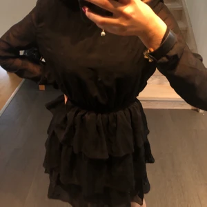 Svart volangklänning - Säljer min svarta volangklänning från ENVII! Använd ändats 1 gång och i superfint skick. Är svart med sammets-prickar på och mesh vid armarna. Är i storlek XS men passar även S och M💘 Köpt för 800kr för ca 1 år sedan men säljer för 500kr + frakt! Kan skicka mer och bättre bilder vid intresse💞