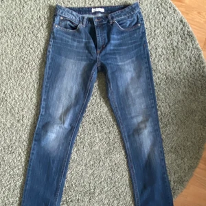 Lågmidjade jeans - Mörka Lågmidjade jeans, riktigt trendiga