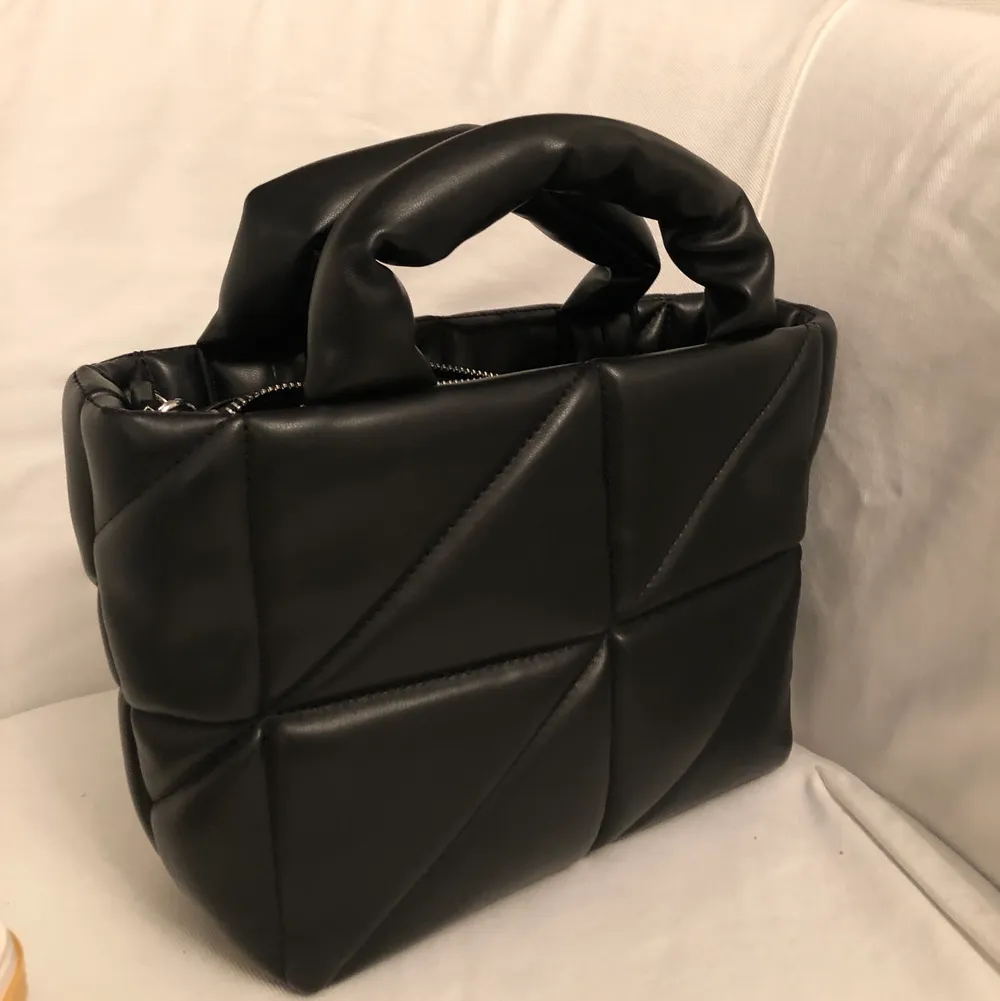 Super snygg handväska från Zara, sömmarna på innerfickan i väskan hade lossnat vilket jag inte såg förrens jag hade dragit bort alla lappar. Använt den 1 gång, köpt för mindre än 2 veckor sen så den är som ny!! Slutsåld på hemsidan - nypris 359kr 😊. Väskor.