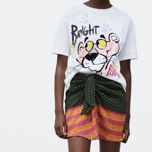 Zara topp - Cool t-shirt med rosa pantern tryck från Zara, aldrig använd säljer för 100kr + frakt💕