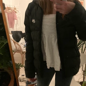 vinterjacka⚡️ - Nu säljer jag min super snygga vinter jacka! På mig som är 172 går den precis nedanför rumpan och den har en luva. Storleken är i barnstorlek xl, för vuxen är detta ungefär s. Den säljs p ga att jag hittat en ny jacka! Lagt bud ligger! Fråga vad ni vill, fler bilder finns det är bara att höra av er💞