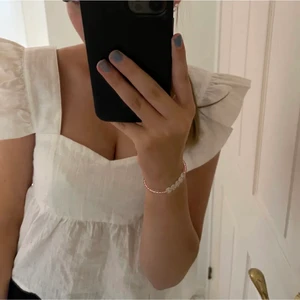  vit topp - En jättefin vit topp som sitter jätte fint i strlk s använd fåtal gånger i fint skick🤍🤍🤍