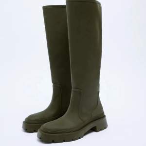 Knappt använda, militär gröna boots från zara. Slutsålda i butik och på hemsidan. Säljes pga fel storlek, STL 38. Sjukt snygga, höga till knäna och passar till alla årstider🤩 Ny pris 599 kr