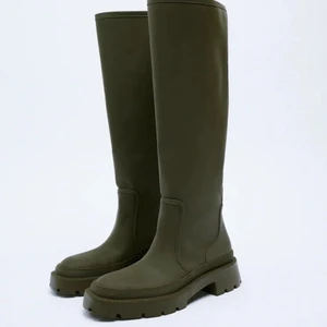 Khaki boots - Knappt använda, militär gröna boots från zara. Slutsålda i butik och på hemsidan. Säljes pga fel storlek, STL 38. Sjukt snygga, höga till knäna och passar till alla årstider🤩 Ny pris 599 kr