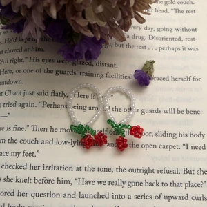 Körsbär ringar - Otroligt söta små körsbärs ringar! Perfekt att ge bort som en present! De finns i stolekarna 15-20.5mm/5-11. Frakt tillkommer på 13kr 🍒