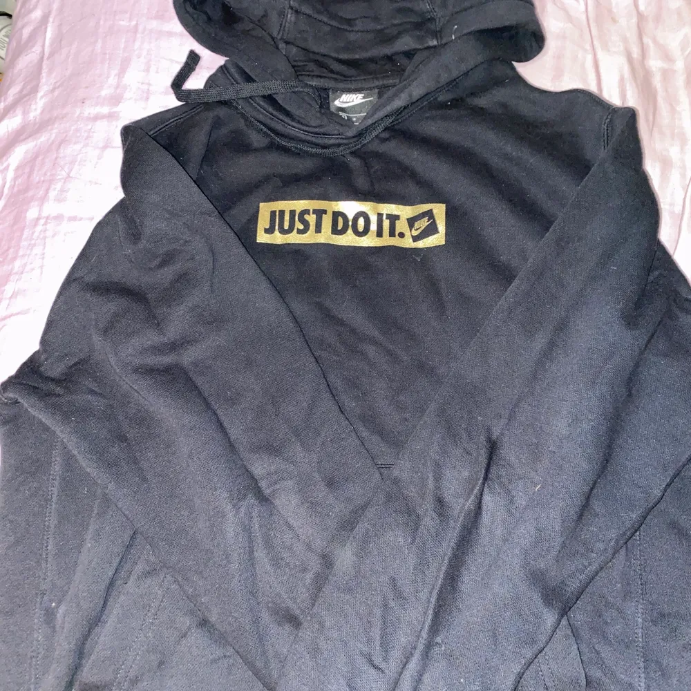 Svart Nike hoodie i Storlek S (Manlig storlek, så den är större än kvinlig!) 150kr+frakt . Hoodies.
