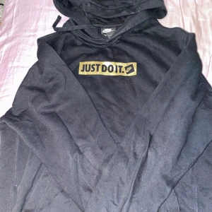 Nike Hoodie  - Svart Nike hoodie i Storlek S (Manlig storlek, så den är större än kvinlig!) 150kr+frakt 