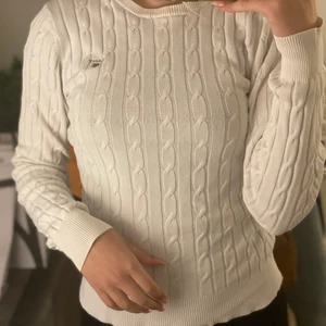 Gant tröja - Säljer min jättefina tröja från gant då den inte riktigt är min stil längre, den är ganska använd och har några små slitningar men inget som synns när den används (skickar bild på dom vid intresse) ❤️