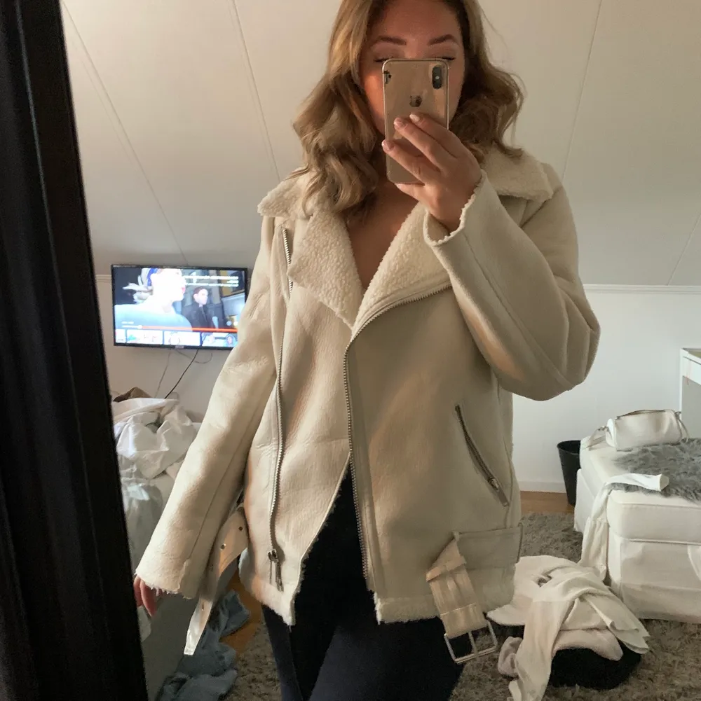 Oversized Skinnjacka med mocka detaljer från zara i färgen beige. Väldigt varm och skön (se sista bilden för materialet inuti) perfekt till hösten. Storlek S, (men blir ändå oversized). Jackor.