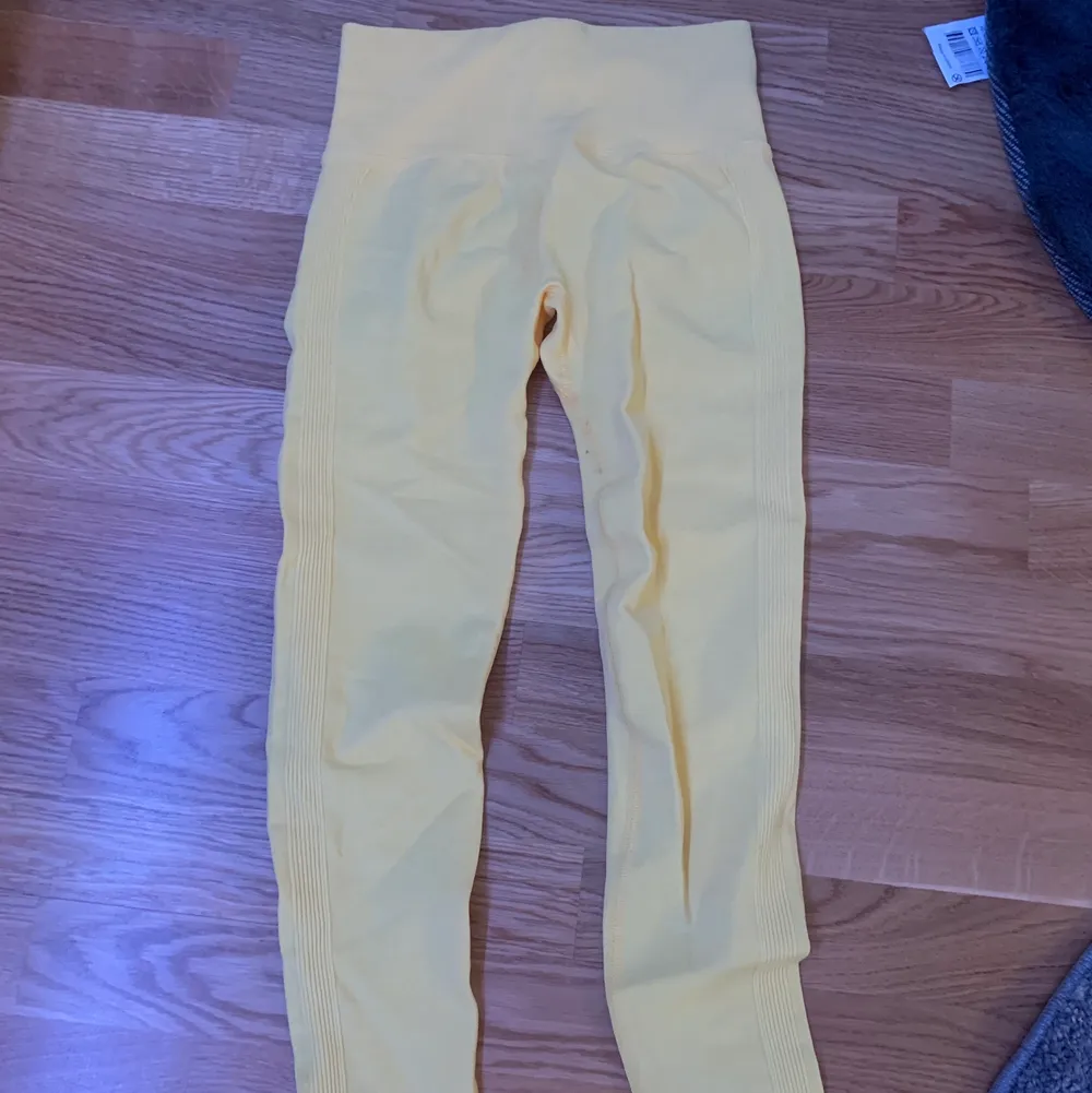 En gul och en mönstring träningsbyxa, aldrig använt. Jeans & Byxor.