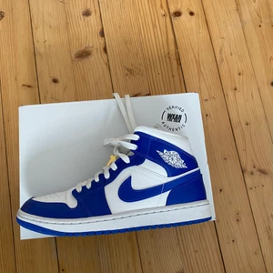 Jordan 1 Kentucky blue - Jordan 1 Kentucky Blue. Bra skick, används 2-3 gånger. Köpta på WearTheTalk. Box och kvitto finns. Köpare betalar 📦 