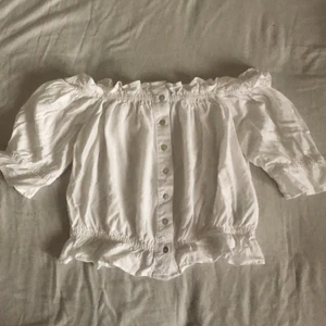 Tröja med knappar - Jättesöt något croppad tröja med knappar. Off shoulder. Märkt 40 men passar mig som bär xs-s. Skriv för bild på❤️ fraktinfo står nedan