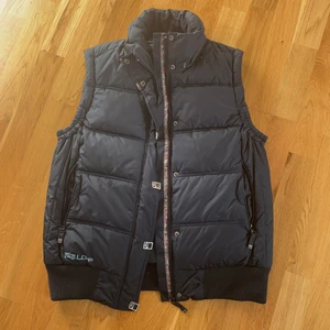 Loap puffar väst    M  - En marin blå väst med dragkedja. Är i bra begagnat skick. 