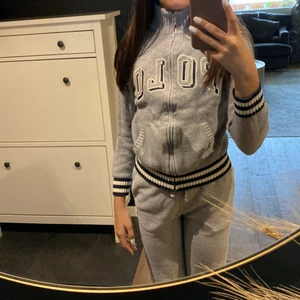 Polo, 9-12 åringar kan ha.  - Jätte skön kofta. Märker av polo. Kan möta upp och skicka! Ni betalat frakt 🚚 