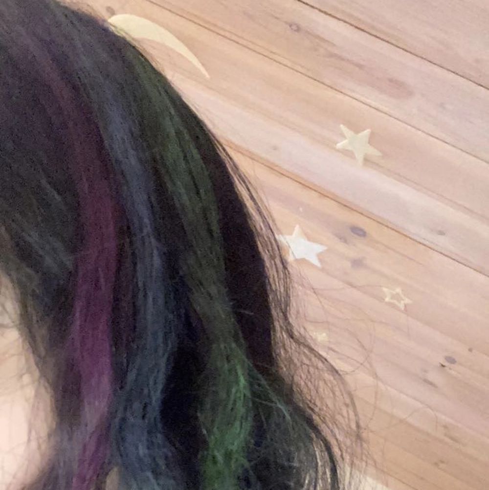 4st ”hårfärger” i färgen lila, rosa, blå och grön som passar perfekt till att göra slingor! Jag har svart hår och det syns ändå tydligt så borde funka till alla hårfärger 🥰 Färgen försvinner så fort du duschar:) Köpt för 89kr, har testat alla en gång men känner att jag ej har behov av dem tyvärr :/ Skriv gärna vid funderingar!💖 . Övrigt.