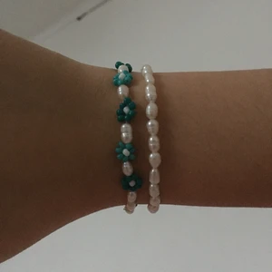 armband - Säljer dessa armband av små pärlor och sötvattenspärlor 🐬 justerbart 🎀  alla armband på bilden säljs, kontakta vid intresse!