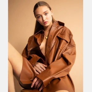 Skjorta i fakeläder, storlek M - Jättefin skjorta i fakeläder från junkyard. Slutsåld på hemsidan, storlek M. Nypris 699, säljer för 400kr (eller bud). Helt oanvänd 