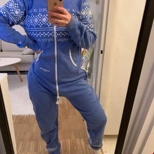 OnePiece onsie - Ljusblå OnePiece i mycket fint skick och sparsamt använd.