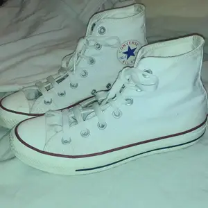 Helt nya använda 2 gånger vita converse stl 39!!! 