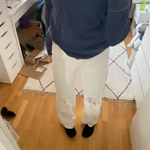 Jättefina vita jeans från Bershka som tyvärr inte kommit till stor användning💜 Jättefint skick. Jag är 173 och de är långa på mig💕 Bara att fråga om det finns funderingar!❤️‍🔥