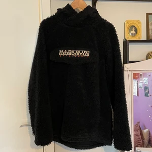 Teddy fleece, Napapijri - Sjukt mysig hoddie från napapijri, har använts som jacka för den är stor och varm! Storlek S, men den är loose fit och stor för mig som vanligtvis har storlek M. Köptes för ca 1700kr.                      Köpare står för frakten!(66kr)