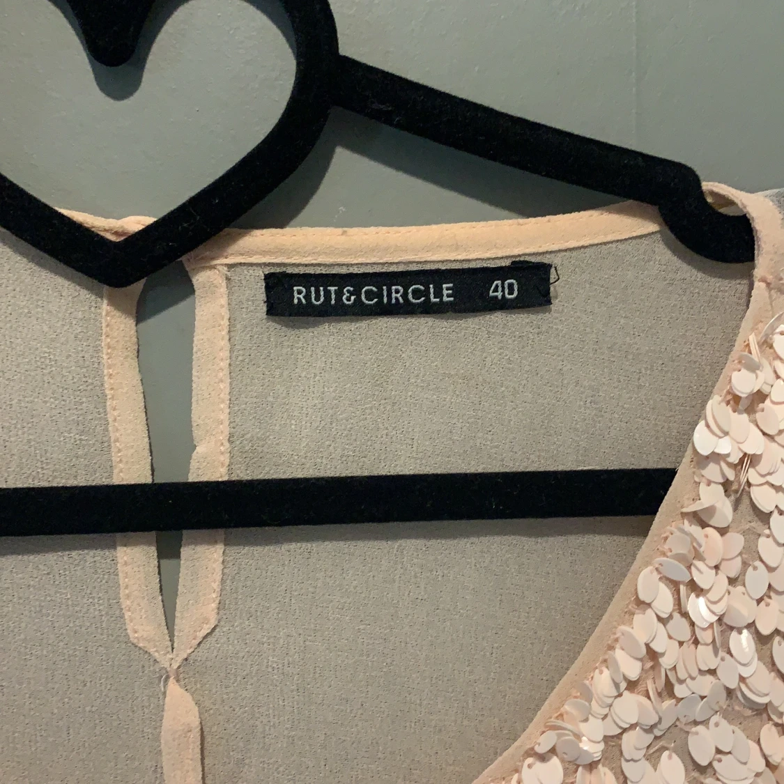 Rut o cirkle rosa blus - 90