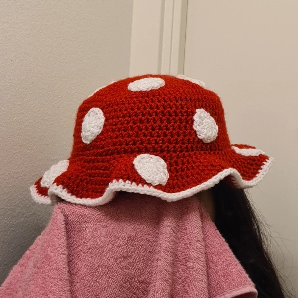 Jag virkar denna mushroom bucket hat (svamphatt) till dig på beställning🌻. Kontakta mig om du skulle vilja ha en! Köparen står för frakten🍄. Accessoarer.