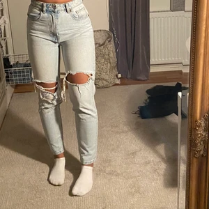 Blåa jeans från zara - Ett par blåa jeans från Zara, med hål på knänen