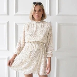 Vit prickig klänning  - Helt oanvänd klänning i storlek S från märket vaye. Nypris 749kr. 