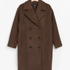 Brun kappa - Superfin brun kappa, ett år gammal men nästan aldrig använd så den är i nytt skick. Org pris 1000kr.