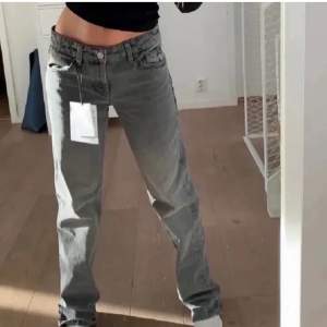 Skitsnygga grå jeans i strl 34. Säljer pga de är för små.