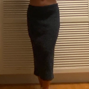 Stickad kjol  - En så fin blå stickad kjol, jag är 179 och är xs-s. De två första bilderna är jättedåligt ljus, sista bilden ser man bättre hur den ser ut!